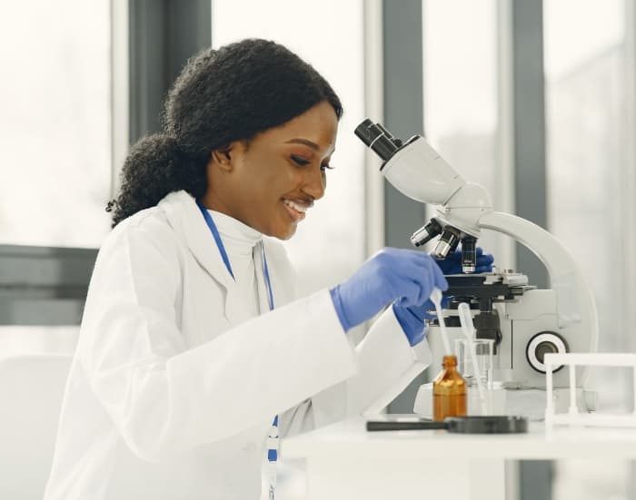 PROFESSIONAL - Profissional usando microscópio